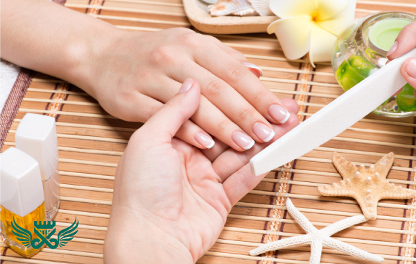 woman nail salon receiving manicure by beautician beauty treatment concept - قارچ ناخن چیست؟